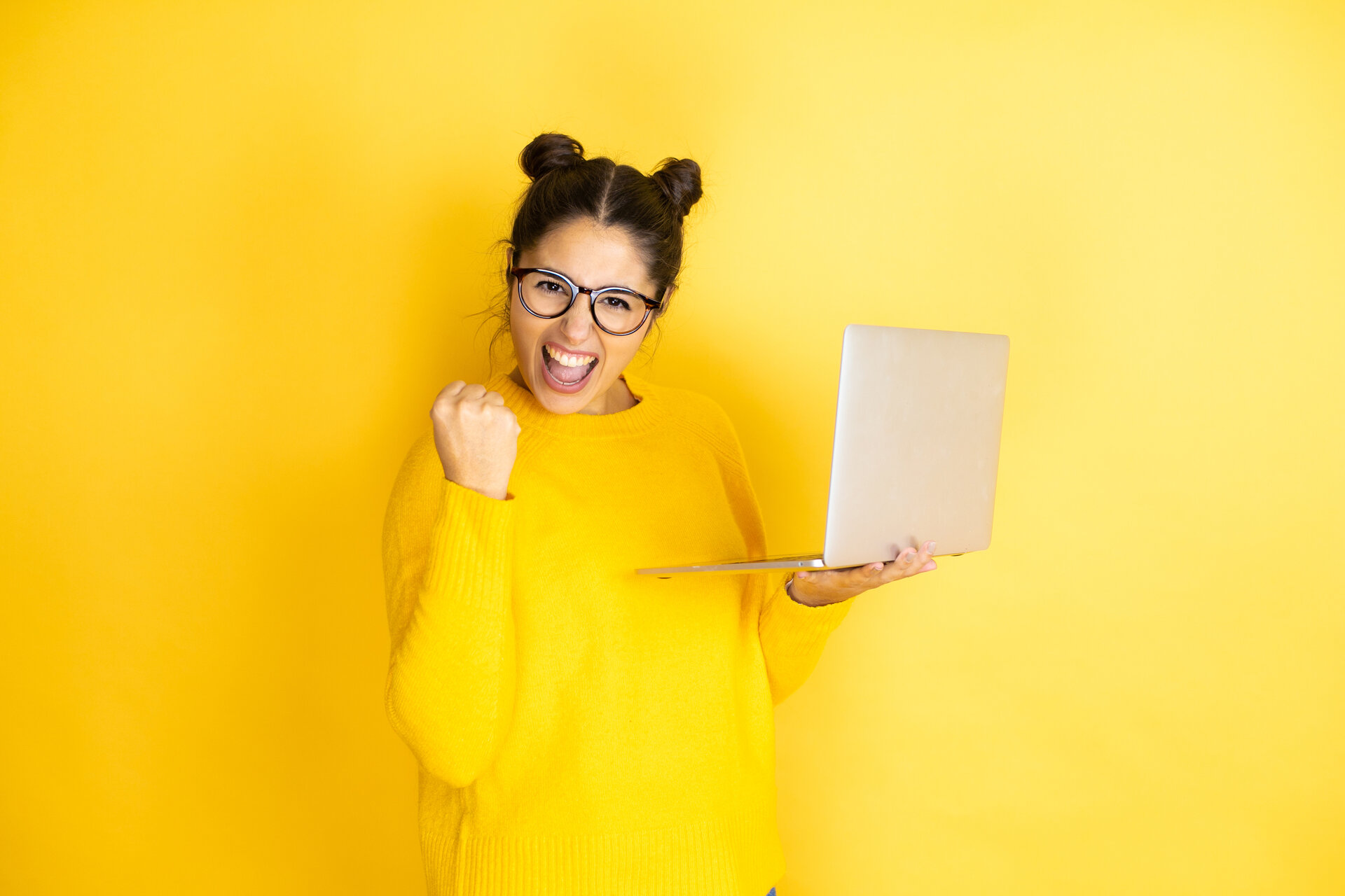 frau-mit-laptop